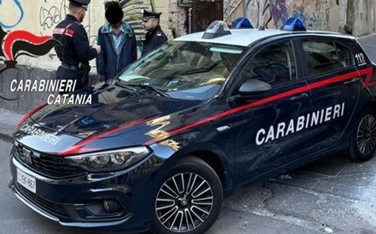 Rapina tra i locali di San Berillo, terrore per due uomini: un fermo dopo poche ore
