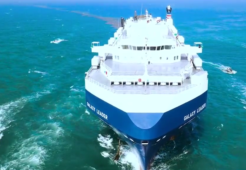 VIDEO | Ribelli yemeniti dirottano una nave nel Mar Rosso, le spettacolari immagini dell’assalto