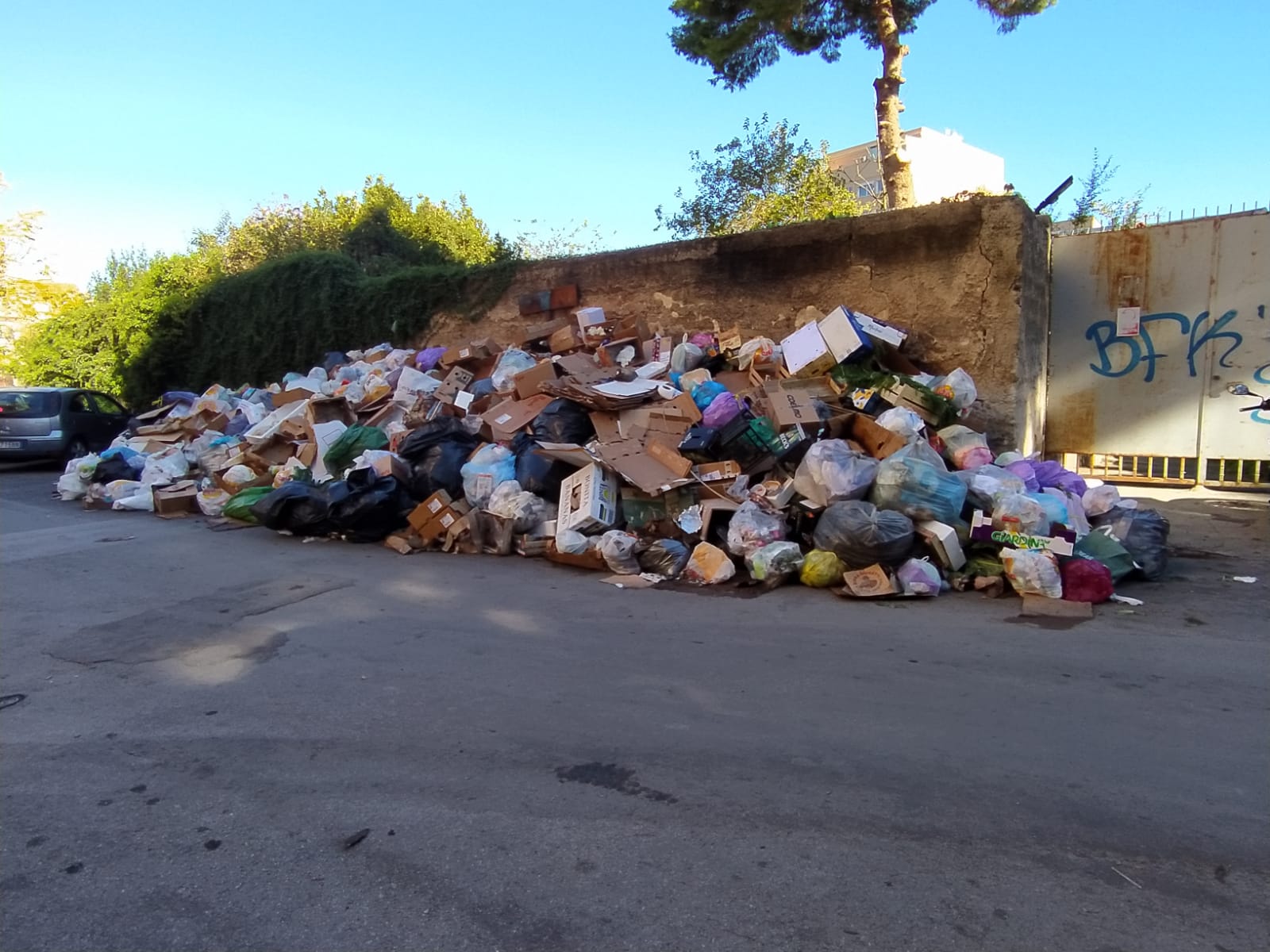 Palermo, è ancora emergenza rifiuti: roghi in città e in periferia. Rap: “Mancanza di personale e inefficienza dei mezzi”