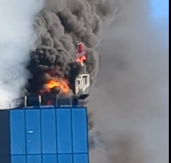 VIDEO | Operaio bloccato dalle fiamme sul tetto di un edificio: lo spettacolare salvataggio