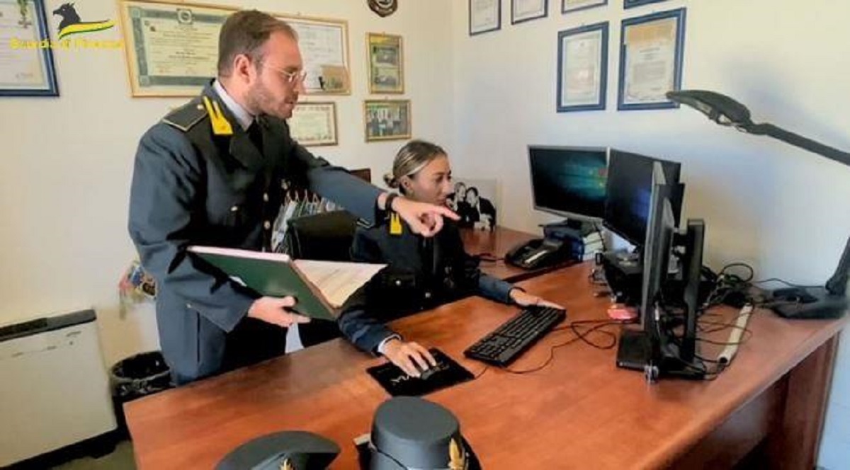 Negozio online di smartphone con ricavi da oltre 11mila euro mai dichiarati: la scoperta a Palermo