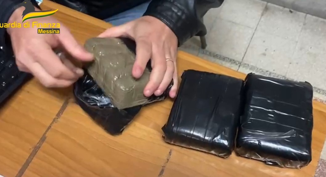 VIDEO | Hashish nascosto in valigia e in transito sullo Stretto, scatta il sequestro