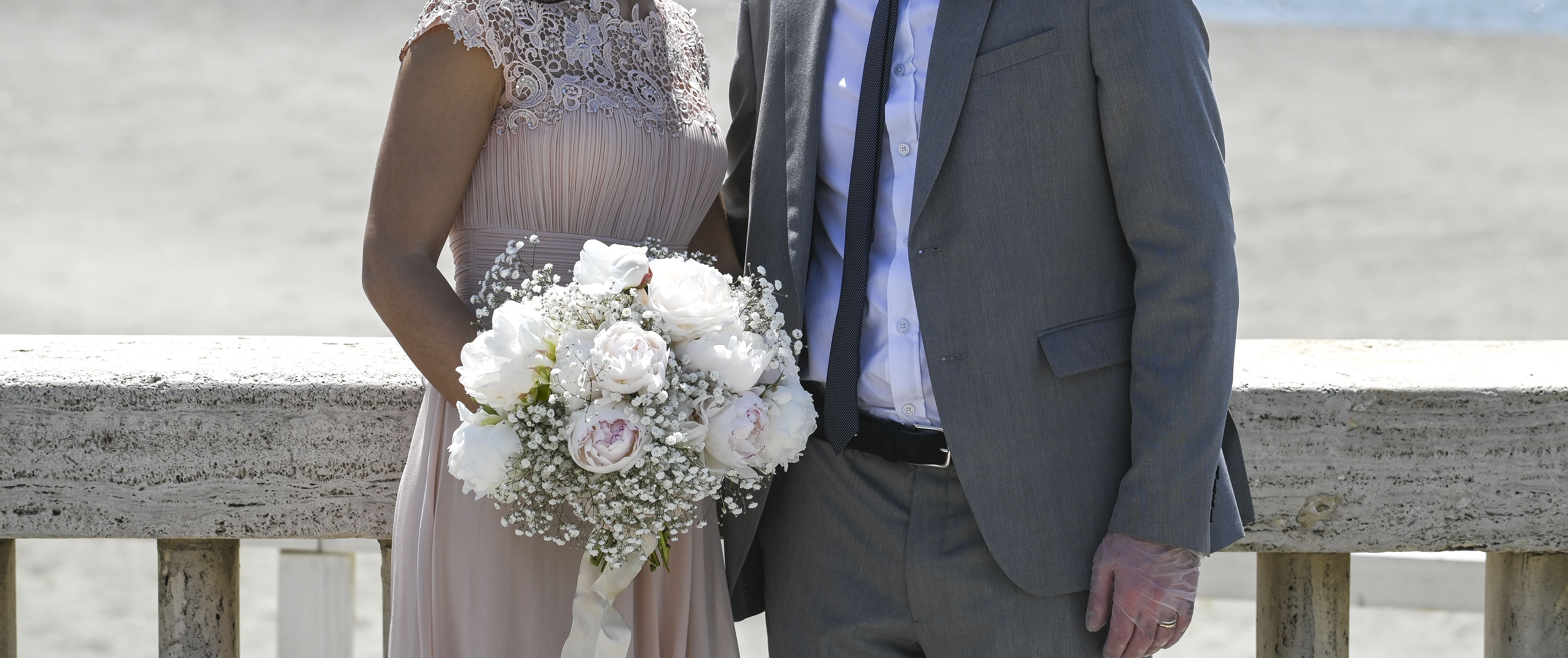 Uomo spara a neosposa durante nozze e si suicida, 5 morti