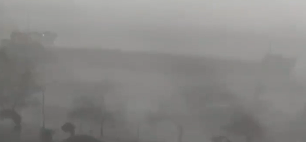 VIDEO | Violenta burrasca spezza in due nave cargo, le impressionanti immagini