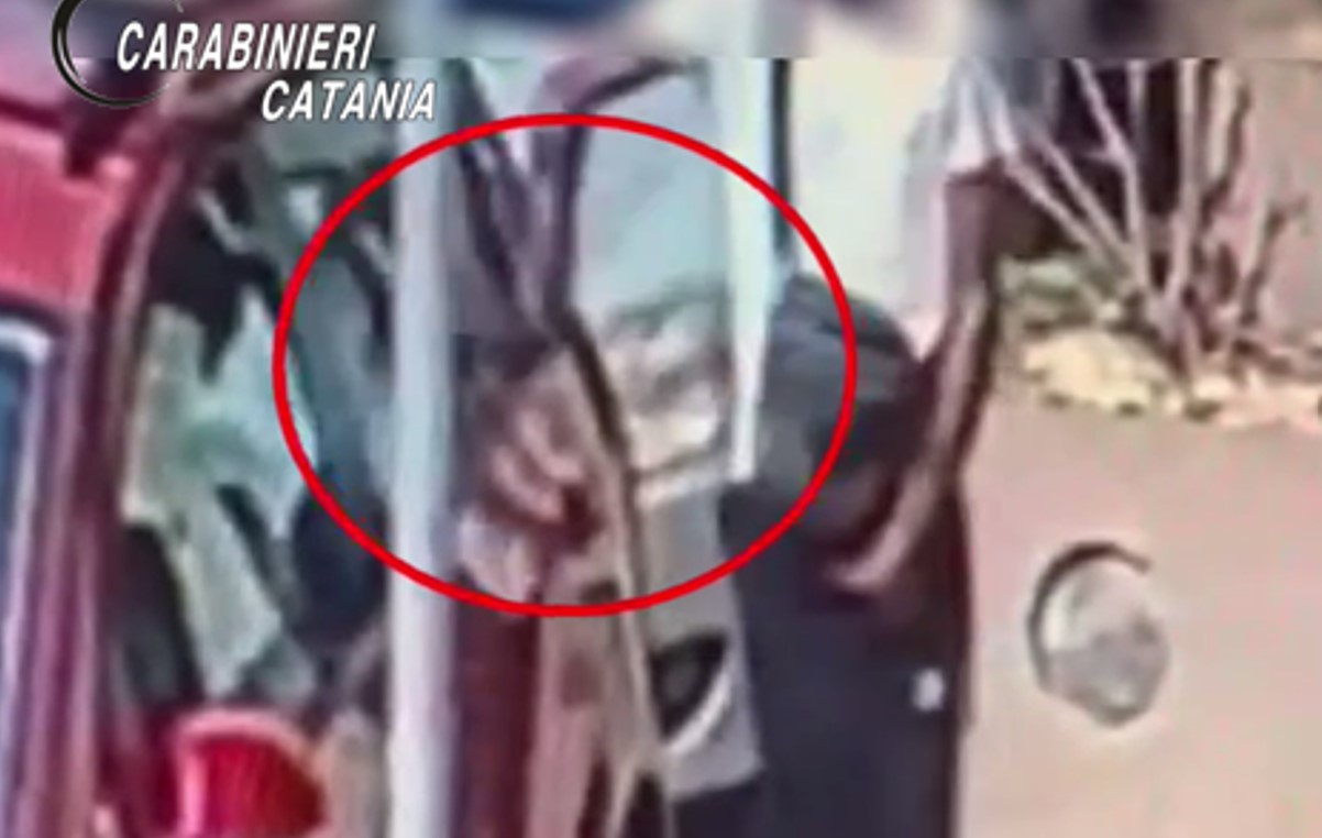 VIDEO | Catania, rompe il finestrino per rubare monetine dall’auto e aggredisce il proprietario