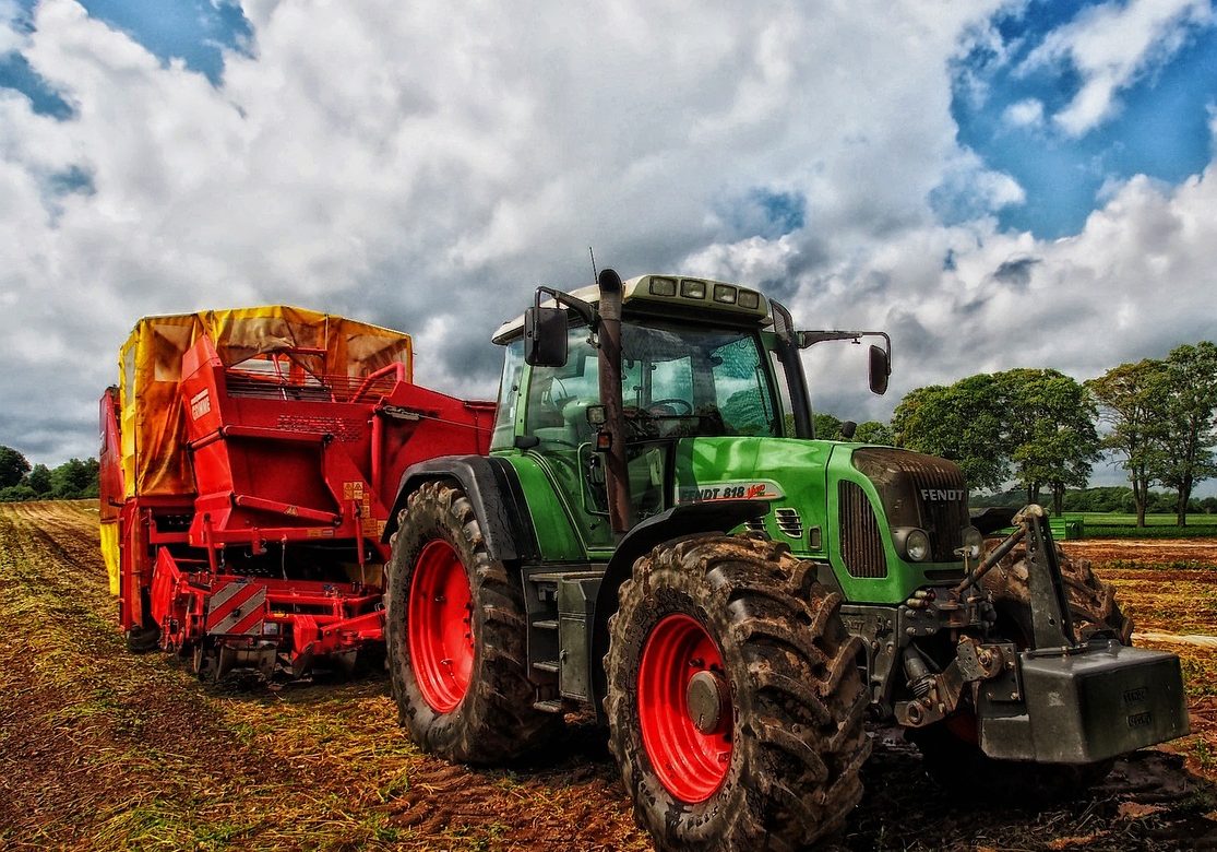 Escavatore si ribalta mentre lavora terreno di famiglia: 72enne muore nel Palermitano