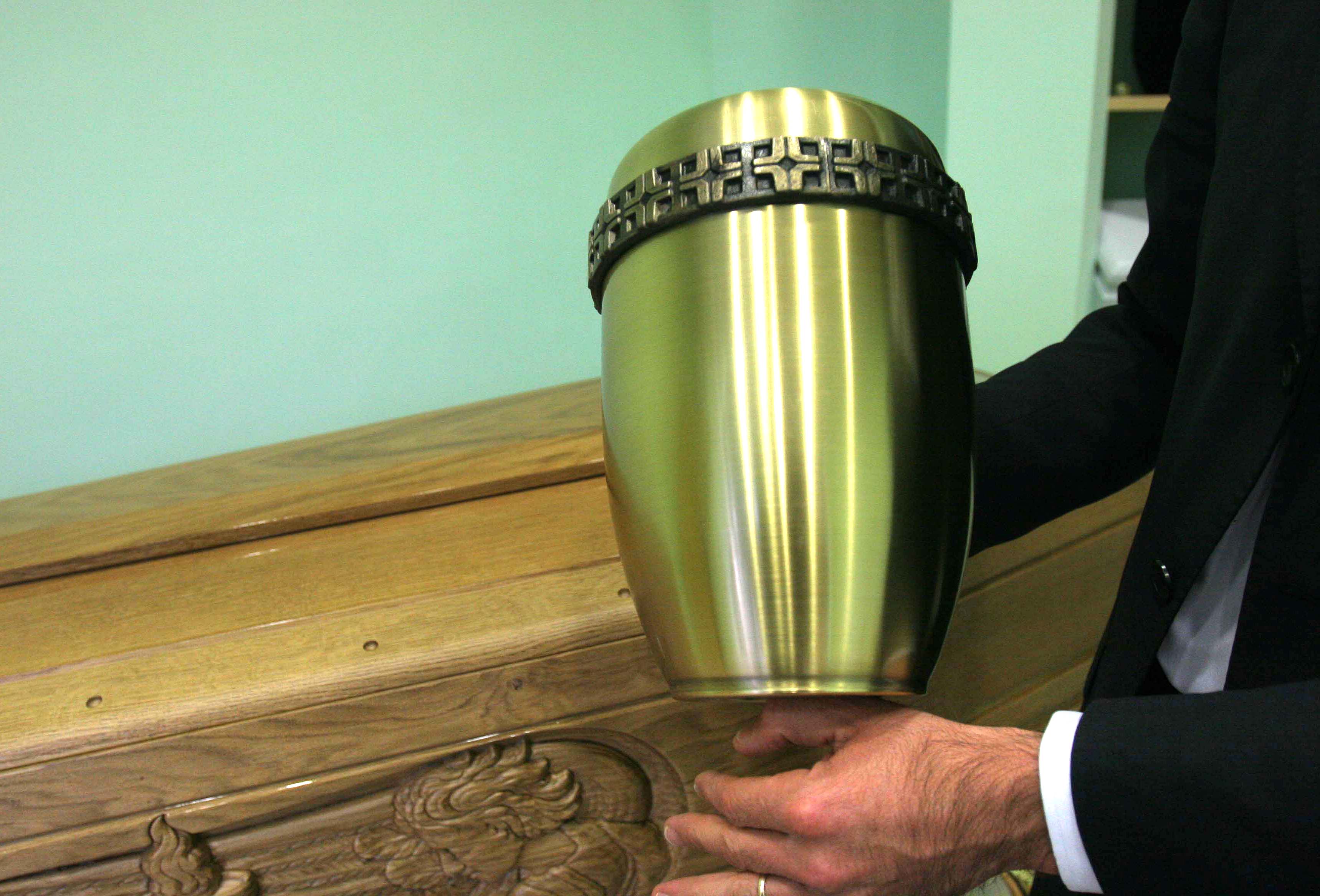 Lascia le ceneri del padre vicino al cassonetto: denunciata