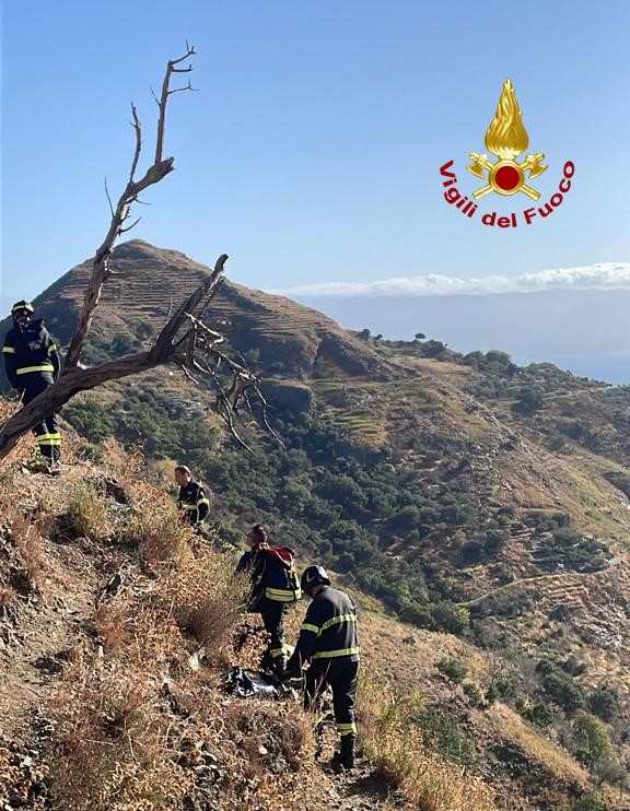Uomo di 81 anni cade in un dirupo nel Messinese e muore, inutili i soccorsi
