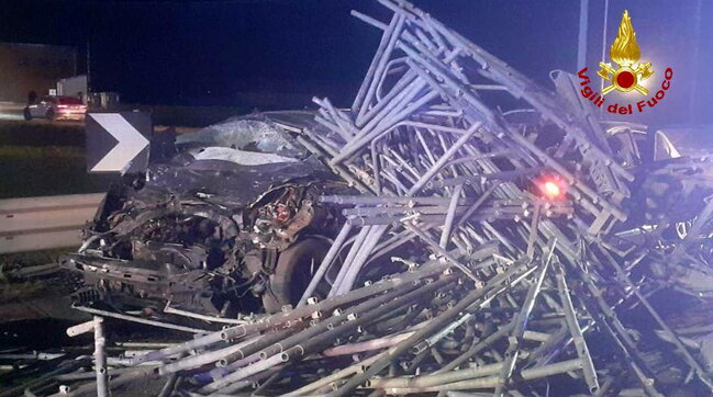 Tragedia in strada: camion perde carico e colpisce auto, due morti