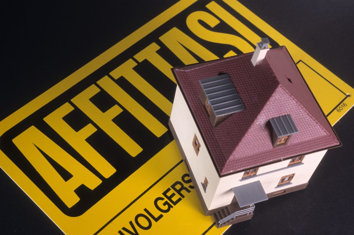 Lite su “caparra” affitto casa, colpisce proprietario con ferro da stiro: denunciato Lite su “caparra” affitto casa, colpisce proprietario con ferro da stiro: denunciato