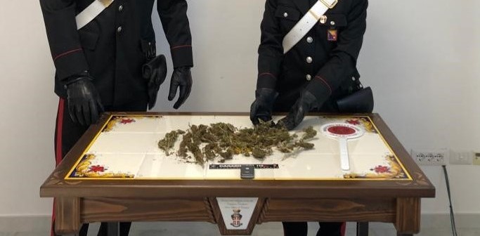 Nascondeva marijuana nel sottoscala, arrestato 23enne nel Messinese