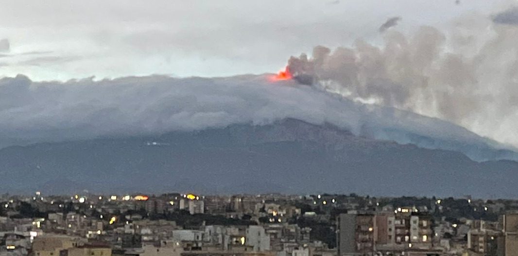 FOTO | L’Etna si risveglia, trabocco dal cratere di Sud-Est e tremore in aumento: cosa sta succedendo