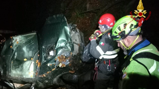 Perde il controllo dell’auto e precipita in una scarpata, muore 72enne