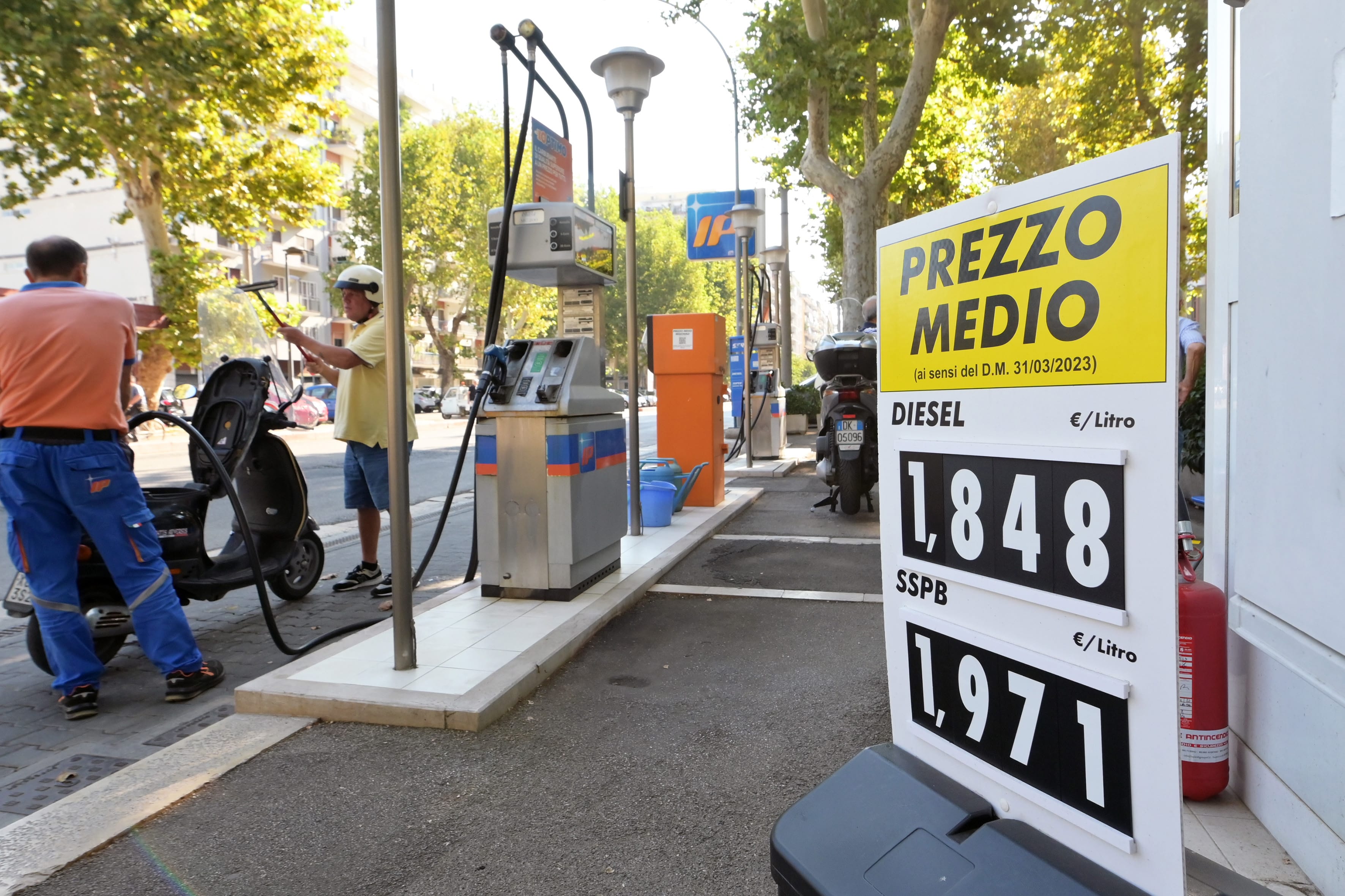 I carburanti continuano a scendere di prezzo: gli ultimi dati