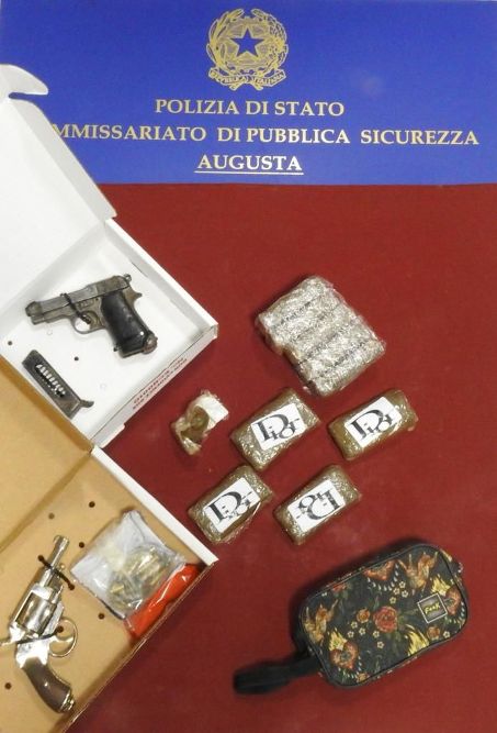 Un’arsenale di armi e droga in casa: arrestato 33enne ad Augusta