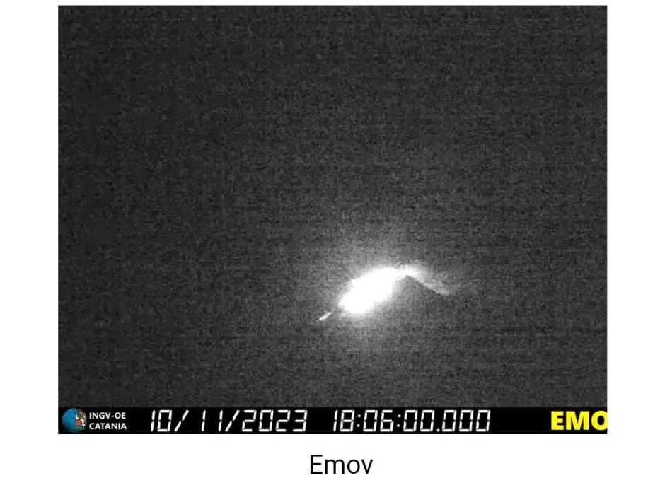 Etna, attività stromboliana: lava e boati