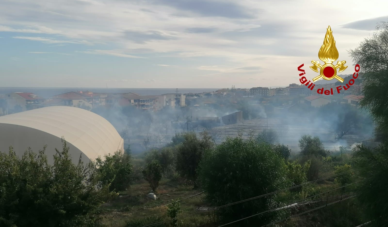Incendio a ridosso di un palasport nel Messinese, intervengono i vigili del fuoco
