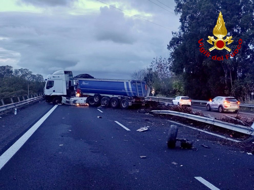 Traffico in tilt sulla A18, camion coinvolto in incidente in autostrada nel Catanese