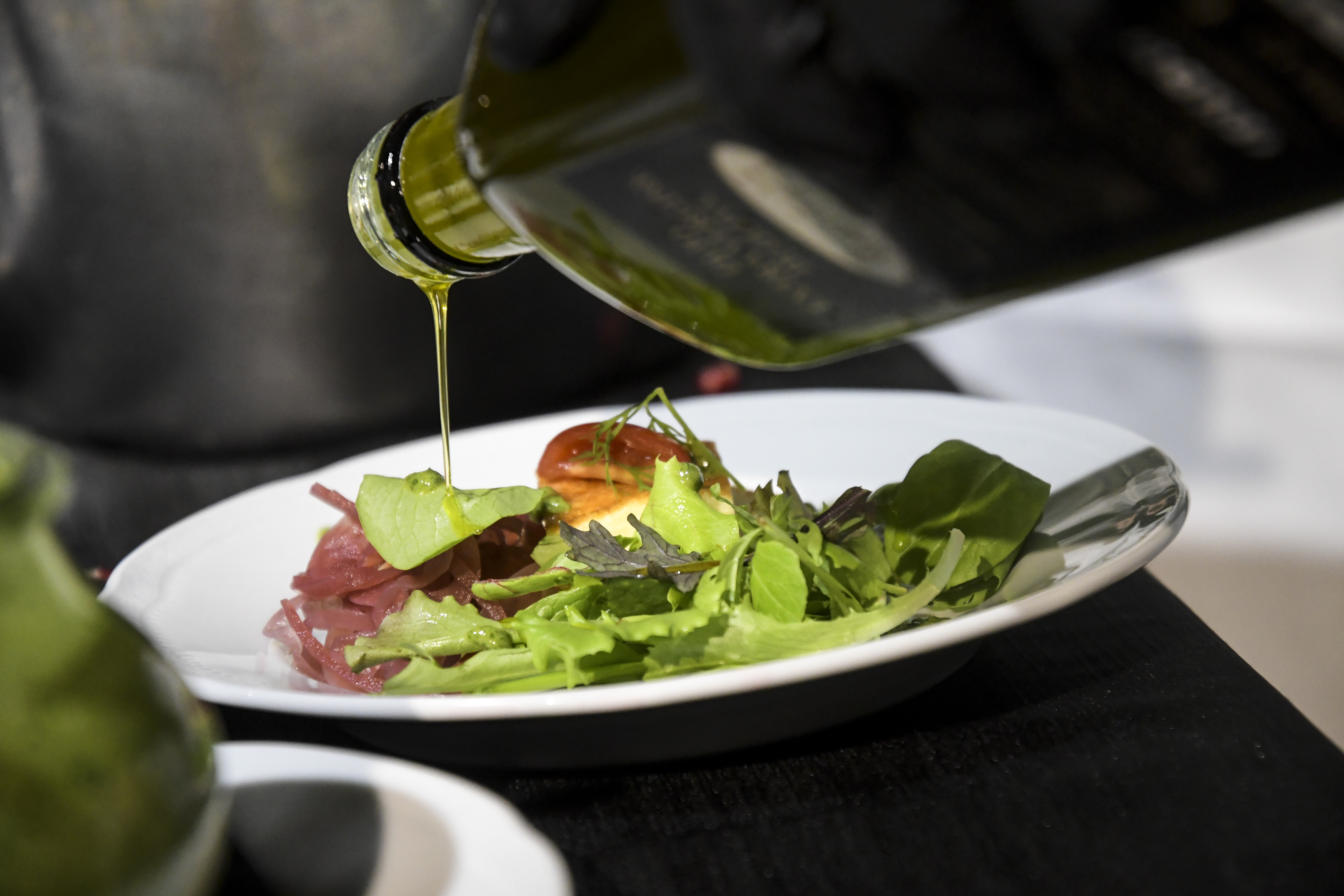 Trova un dito umano nell’insalata, cliente denuncia ristorante