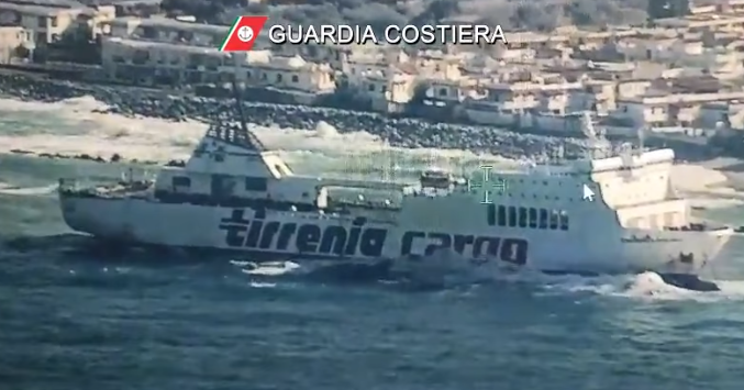 Maltempo nel Messinese, traghetto si arena a pochi metri dalla spiaggia