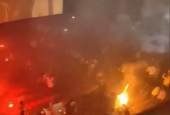 VIDEO | Fan della star di Bollywood lanciano petardi nel cinema: scoppia il panico