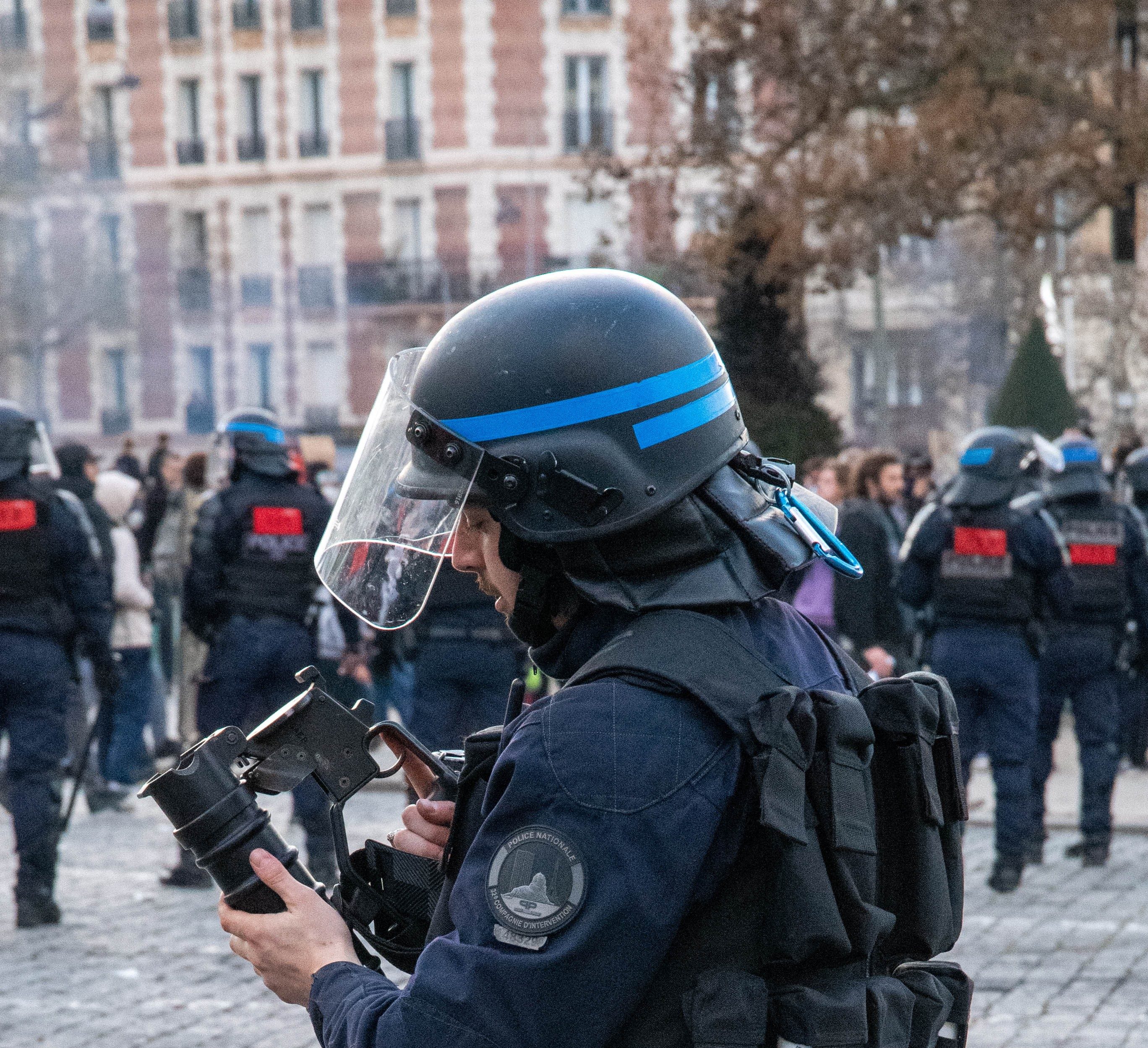 Terrore a Parigi, uccide turista tedesco al grido di “Allah Akbar”: due feriti