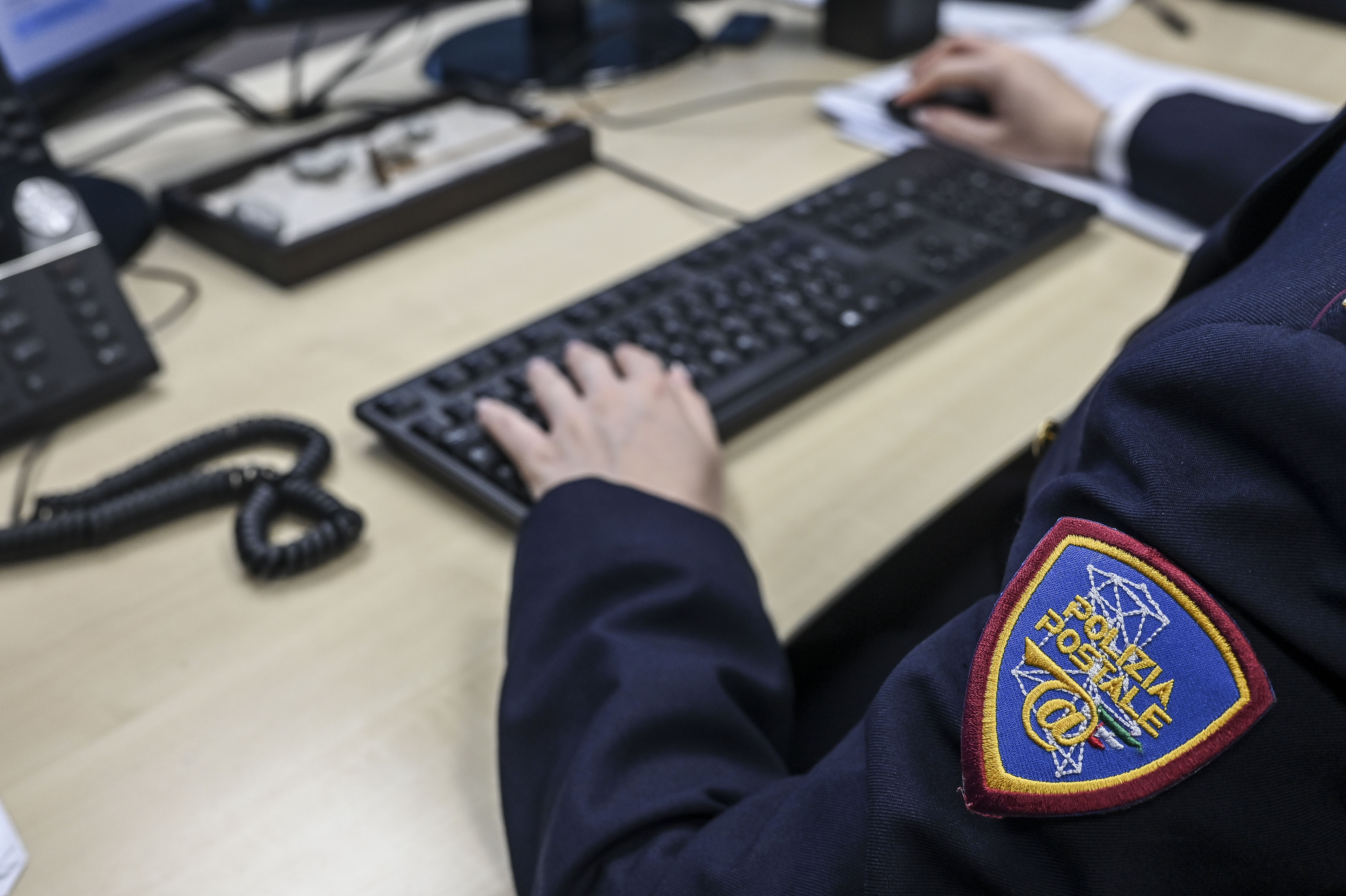 Pedopornografia, coppia trasmetteva in diretta sul web abusi su minori: due misure cautelari