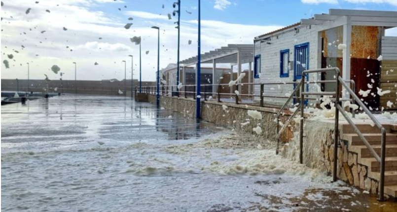 VIDEO | Porticciolo San Leone invaso dalla schiuma, Mareamico: “Fogne non depurate”