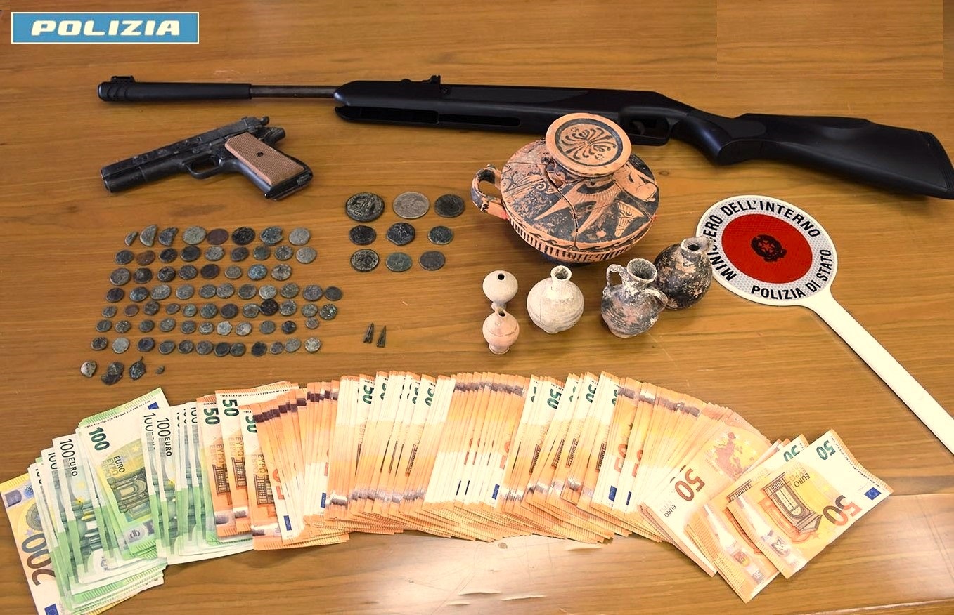 Reperti archeologici, armi e droga nascoste in casa: arrestato 37enne a Gela Reperti archeologici, armi e droga nascoste in casa: arrestato 37enne a Gela