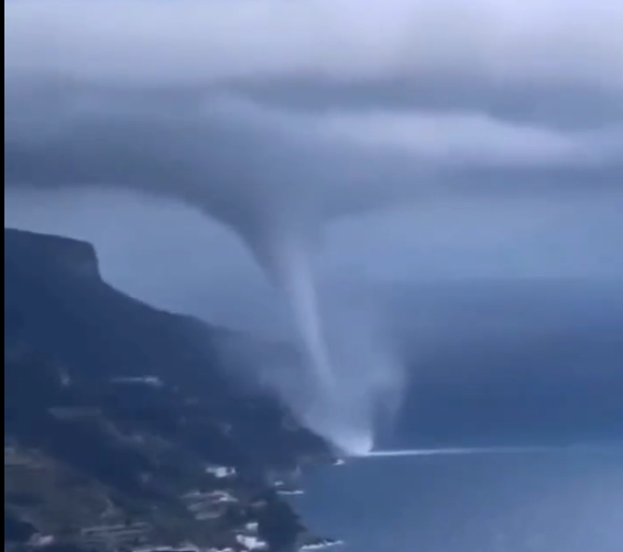 VIDEO | Spettacolare tromba d’aria sul mare della costa amalfitana, le immagini del vortice