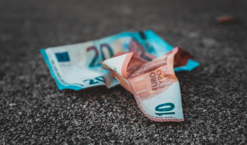 Due milioni di famiglie soffocate dai debiti: mentre la crisi morde, le mafie “sguazzano”