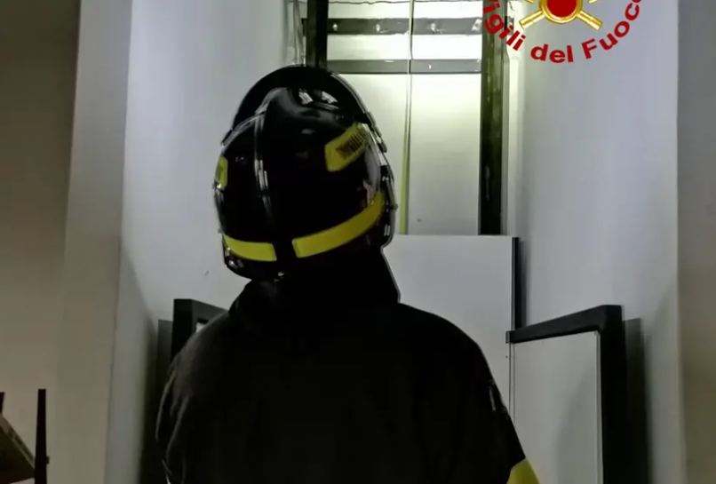 Precipita nel vano ascensore, 74enne in gravi condizioni: interviene l’elisoccorso