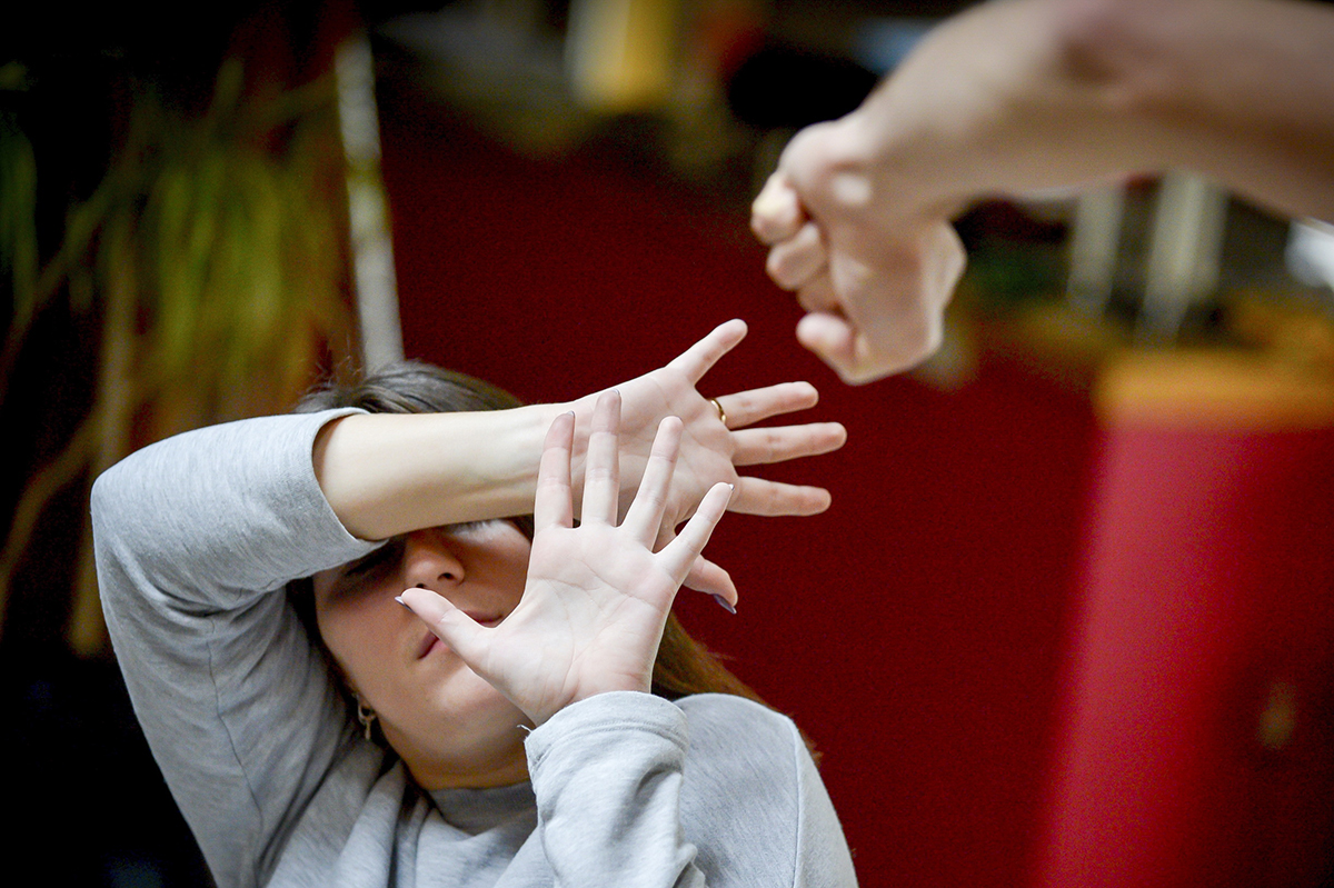 “Papà picchia mamma”: salvata dal figlio di 11 anni che chiama il 112