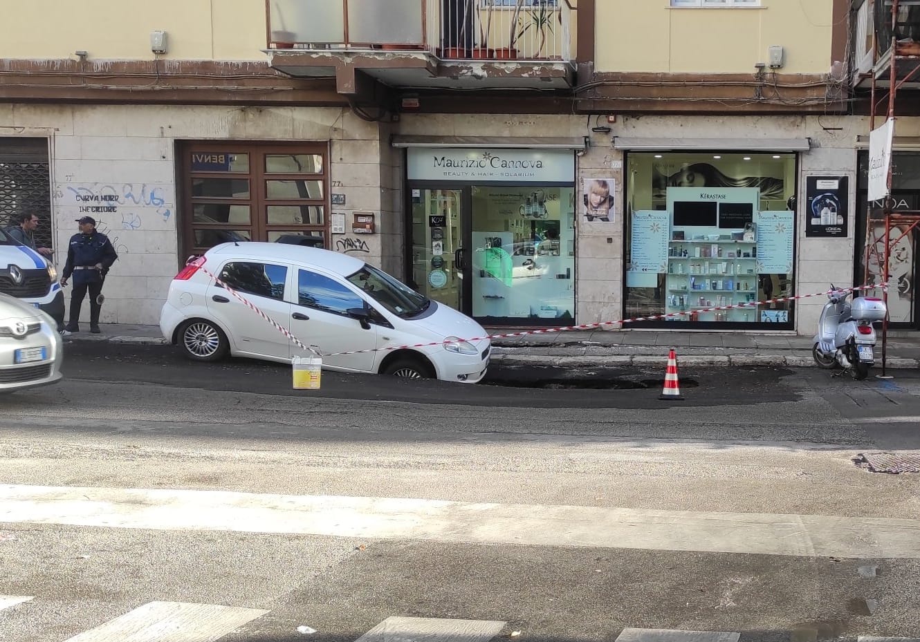 FOTO | Piogge a Palermo e si apre una voragine in via Sampolo