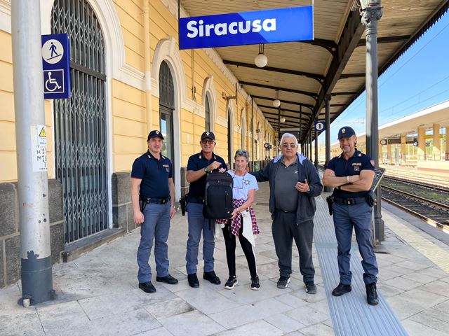 Siracusa, turisti argentini dimenticano sul treno zaino con 2.300 euro: trovati e restituiti