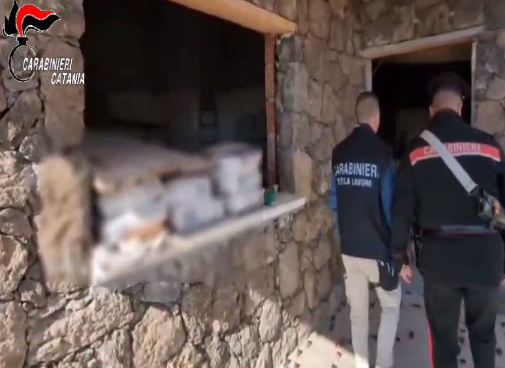 VIDEO | Pregiudicato per mafia sorpreso a costruire villa abusiva nel Catanese: scatta il sequestro