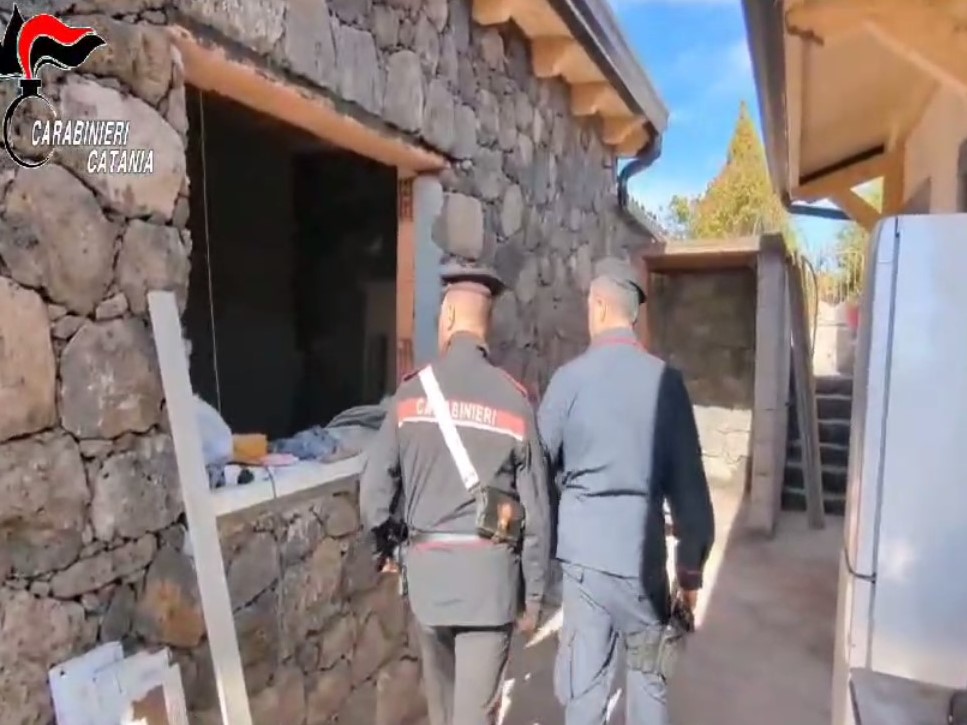 VIDEO | Pregiudicato per mafia sorpreso a costruire villa abusiva nel Catanese: scatta il sequestro