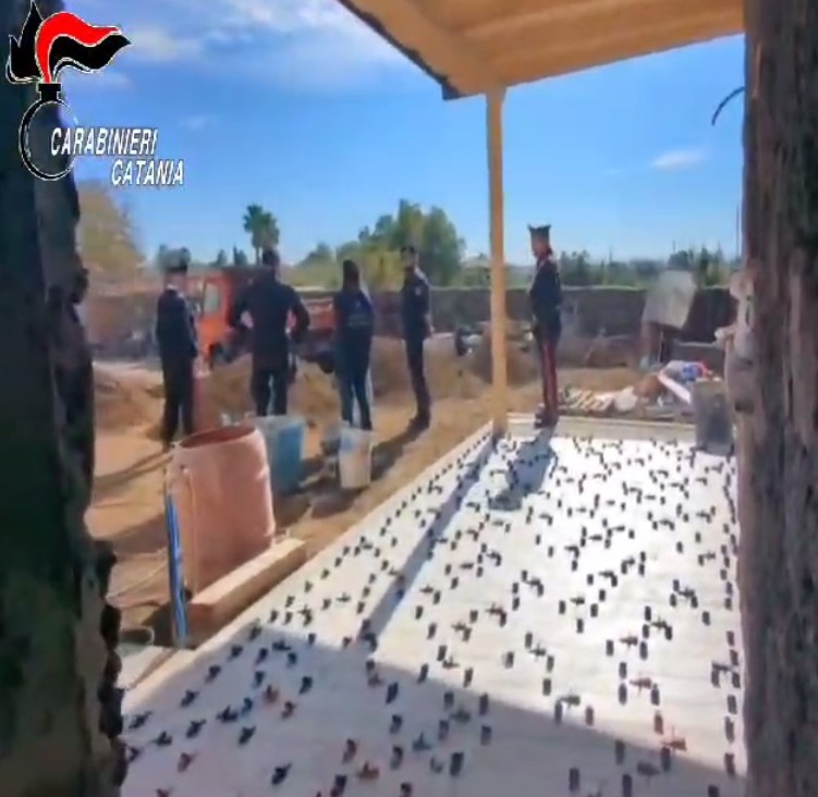 VIDEO | Pregiudicato per mafia sorpreso a costruire villa abusiva nel Catanese: scatta il sequestro