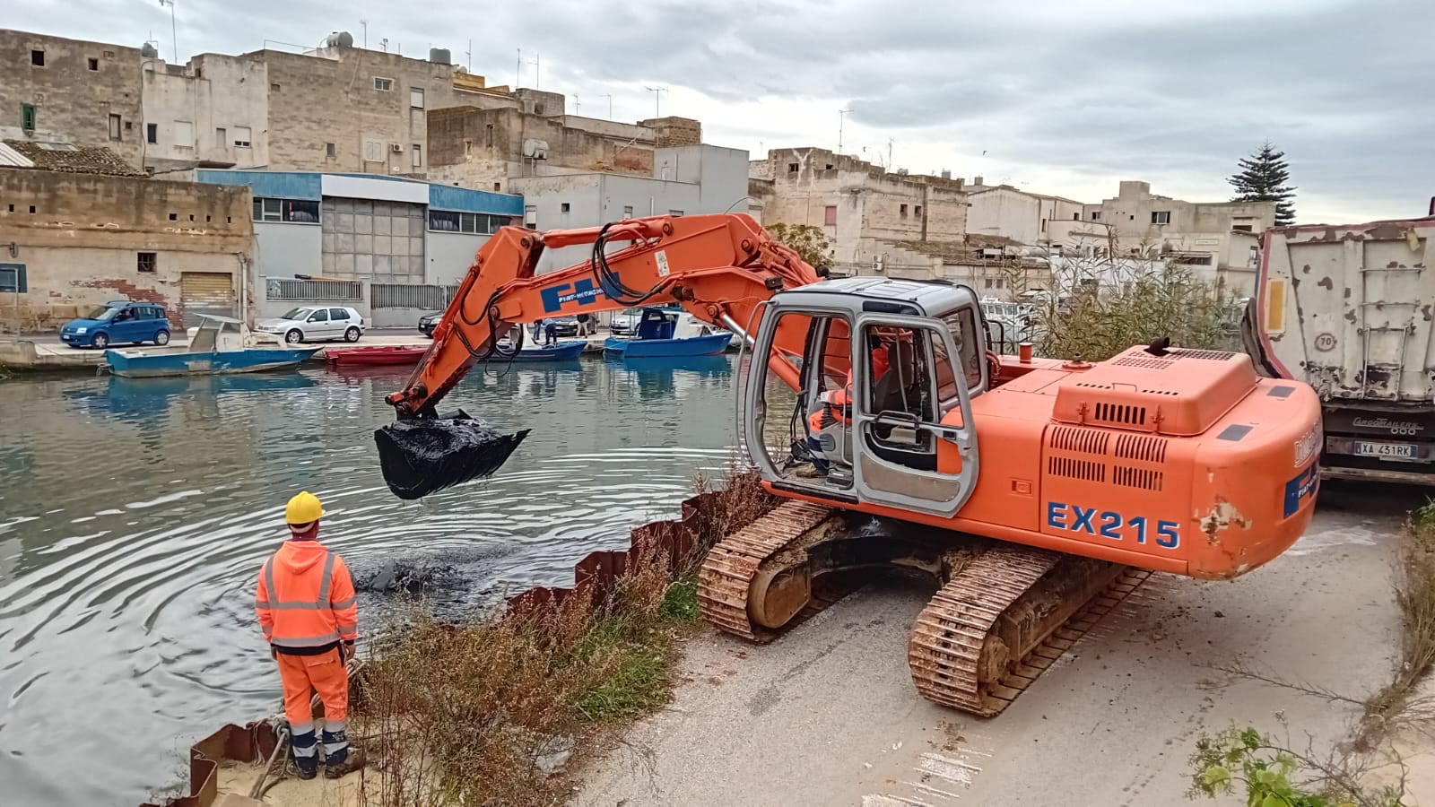 Trapani, finalmente il via al dragaggio del porto canale