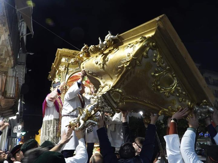 Aci Catena, sfiorata tragedia per festa Santa Lucia: fercolo s’impiglia con cavo luminarie