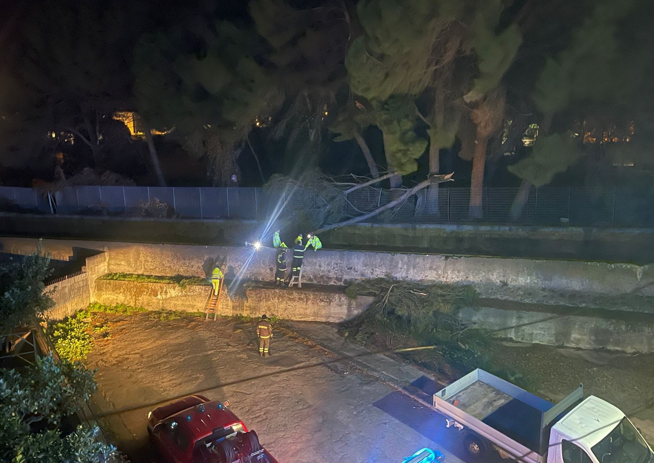 Forte vento nel Catanese, diversi i danni nella notte. Il sindaco di Riposto: “Evitato il peggio”