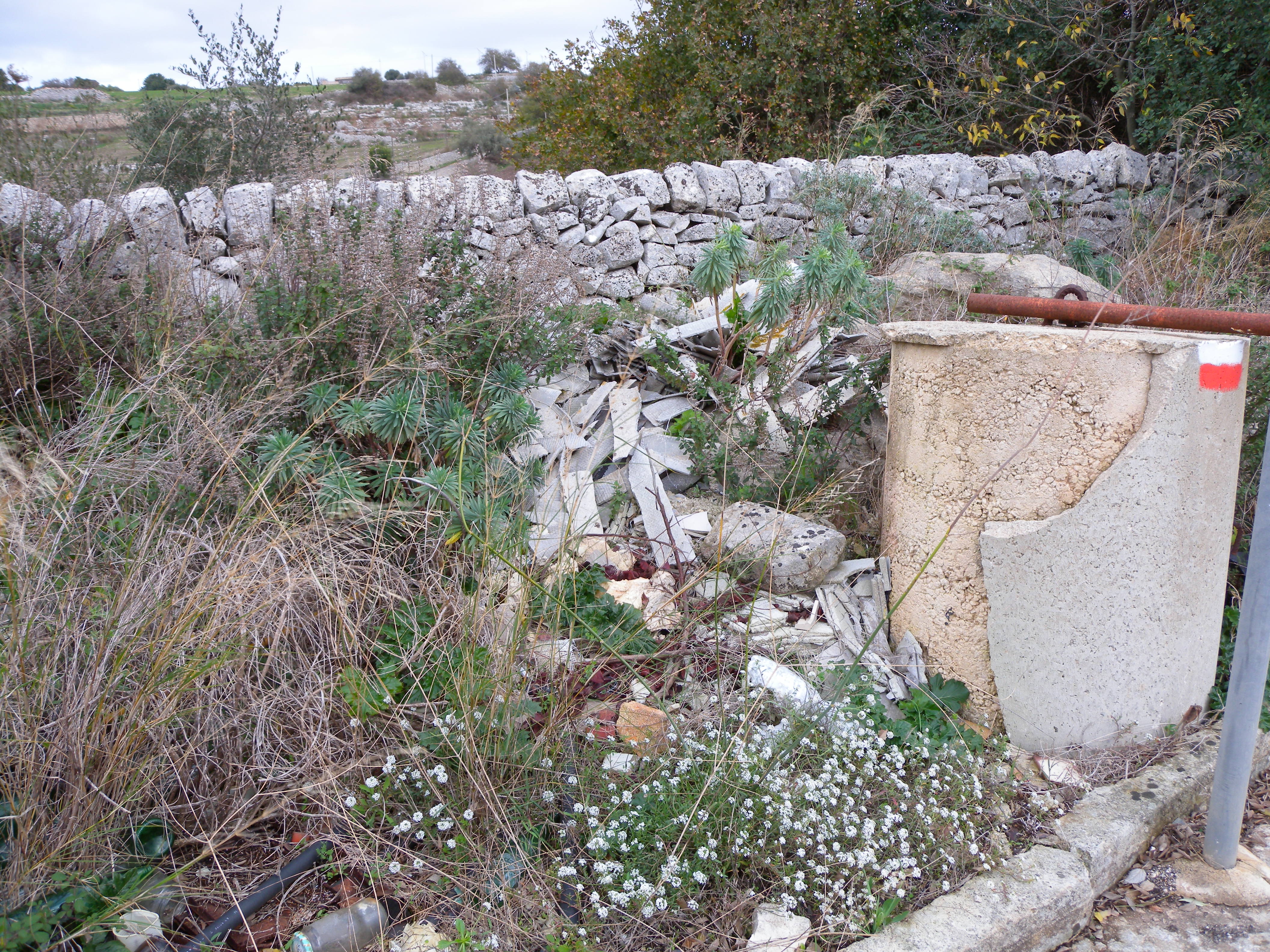 Modica, amianto a pezzi abbandonato nel Parco archeologico di Cava d’Ispica