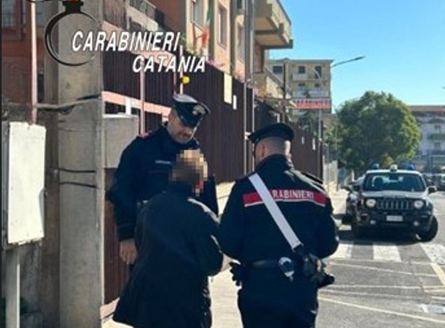 “Sua nipote è nei guai, consegni 2mila euro”, truffa ad anziana nel Catanese: due denunciati