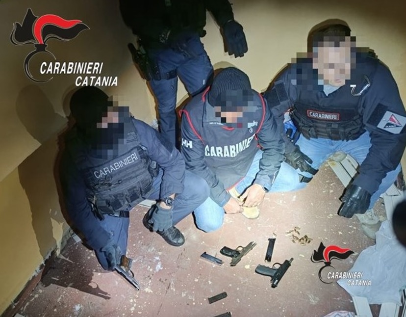 Blitz dei carabinieri a Vaccarizzo, scoperte armi e munizioni: 8 arresti vicini ai Cursoti Milanesi