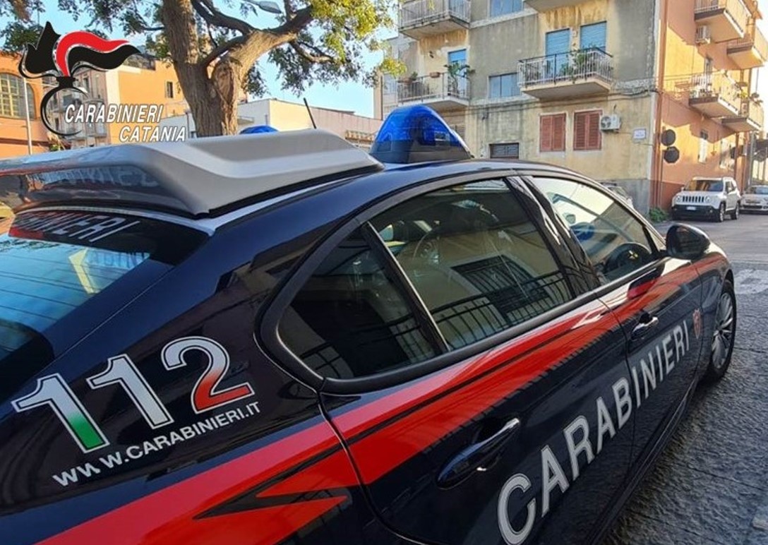 Con lo scooter tra le vie di Picanello per andare a spacciare: arrestato 44enne