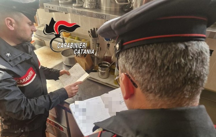 “Non è casa mia”, ma i carabinieri iniziano la perquisizione: arresto per droga nel Catanese