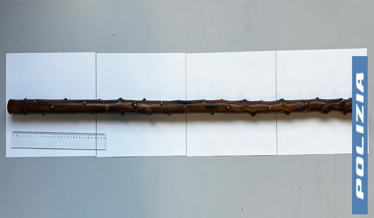 Uomo armato nei pressi di un supermercato: denunciato 44enne