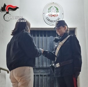 Ruba il cellulare alla compagna di classe nel Catanese, denunciata 16enne