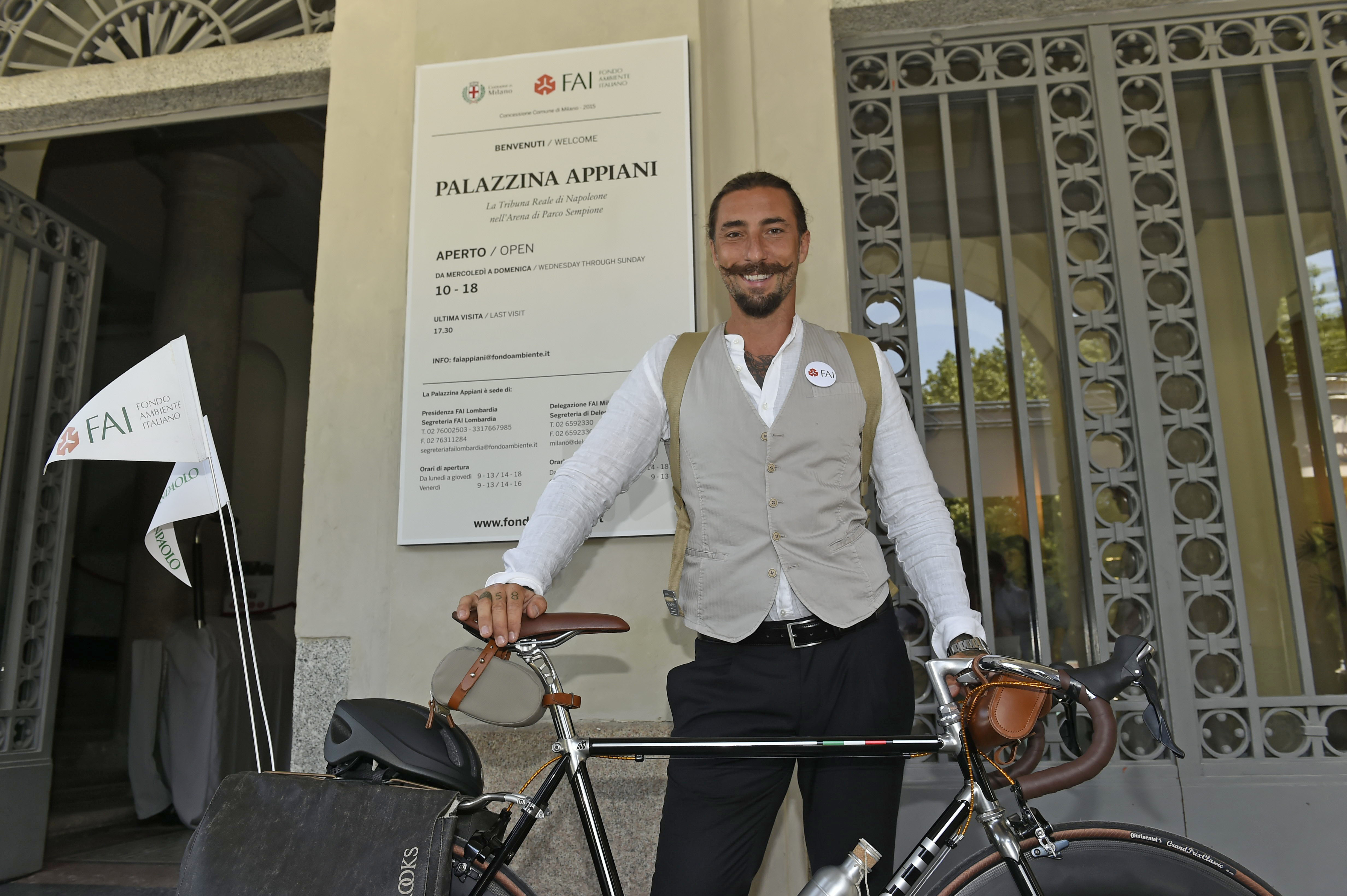 Guai per Brumotti: l’inviato di Striscia lapidato da petardi e sassi Napoli