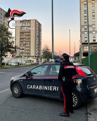 Accolto ai domiciliari distrugge i mobili, picchia la madre e appicca il fuoco: un arresto a Catania